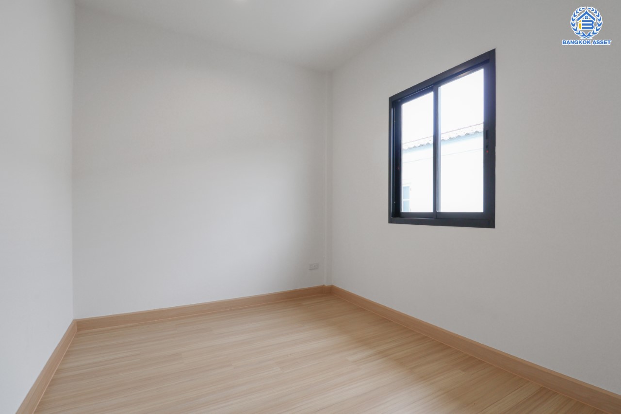 บ้านมือสองตกแต่งใหม่ ม.บัวทองธานีพาร์ค กาญจนาฯ-บางบัวทอง ทาวน์เฮ้าส์หลังใหญ่ เนื้อที่ 19.5 ตร.ว. ฟังก์ชันระดับบ้านเดี่ยว 3 ห้องนอน 2 ห้องน้ำ 1 ที่จอดรถ พร้อมเข้าอยู่ บนทำเลเดินทางสะดวก เข้า-ออกได้ทั้ง ถ.กาญจนาฯ และ ถ. บางกรวย-ไทรน้อย ใกล้ทางด่วน, เซ็นทรัลเวสต์เกต และรถไฟฟ้าสายสีม่วง "สถานีคลองบางไผ่"…